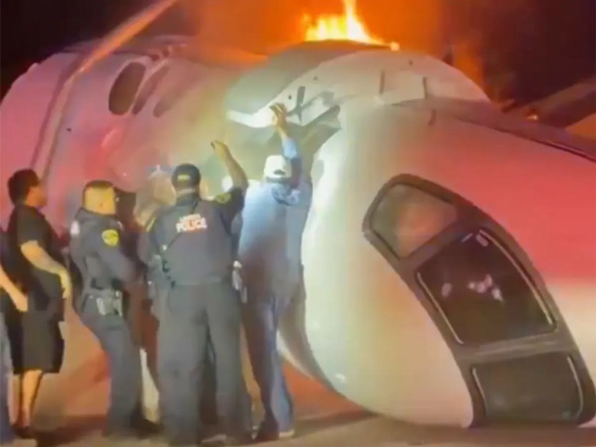 Un avion privat s-a prăbușit pe o autostradă din Texas. Șoferii au încercat să salveze pasagerii din flăcări