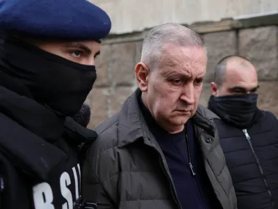 Șeful ARR, prins cu șpagă de 500.000€, era oficial sărac. Stătea în chirie, trăia din salariu și avea datorii