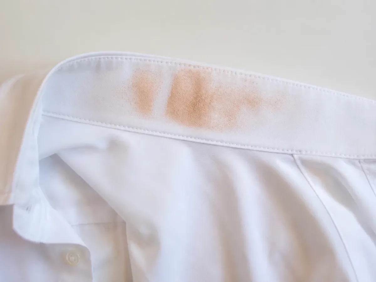 Cum să îndepărtezi o pată de fond de ten de pe haine? Dispare în două minute cu acest lichid