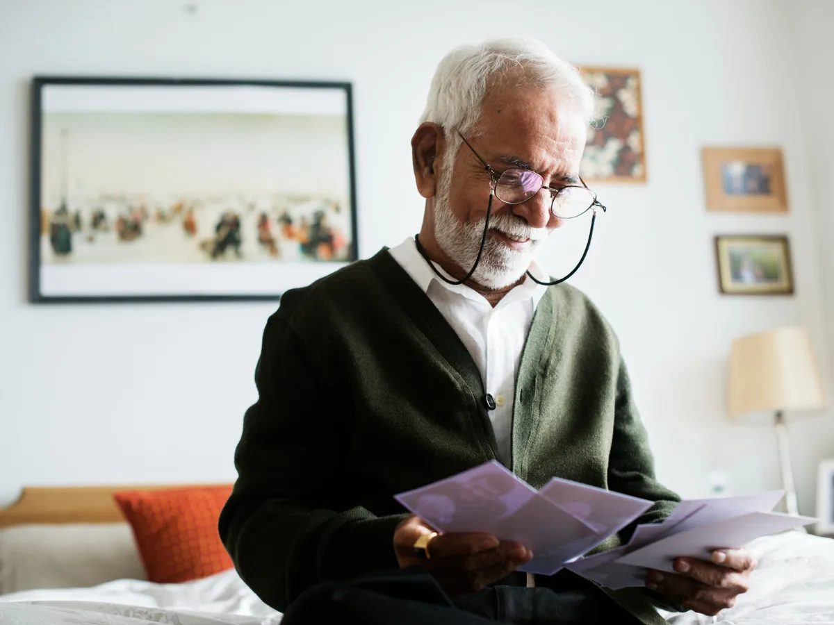 Pensionar citind despre pensie - Foto: Freepik