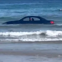 Un „smecher” cu BMW a rămas fără bolidul său după ce parcat pe plajă - Foto: Facebook/ St Agnes Coastguard Search & Rescue Team