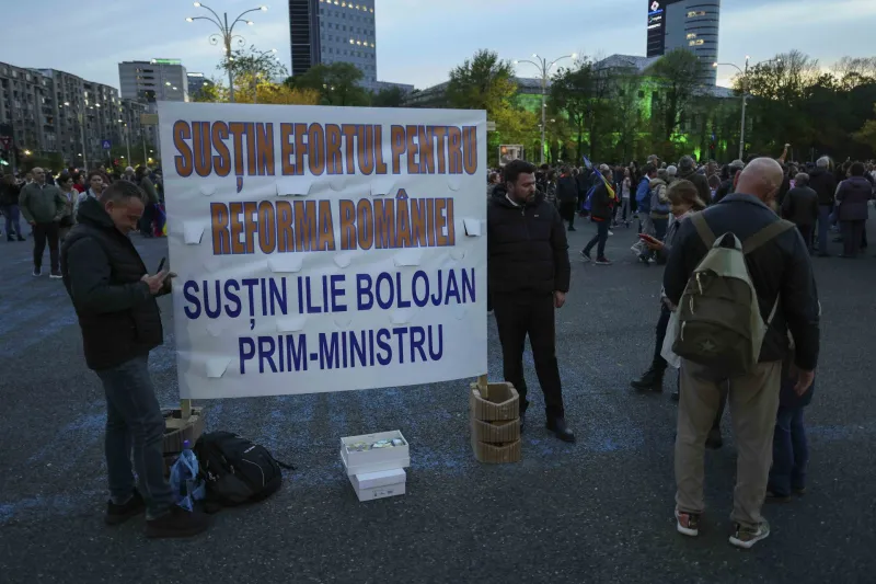 Protest la Piaţa Victoriei, &icirc;n sprijinul lui Ilie Bolojan - Foto: INQUAM PHOTOS/Octav Ganea