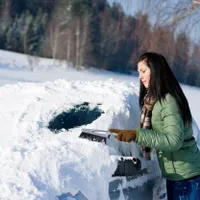 Ai cauciucuri de iarnă, dar n-ai nisip și lopată, 2.900 lei amendă. Geamuri murdare, 1.160 lei. / Foto: Profimedia