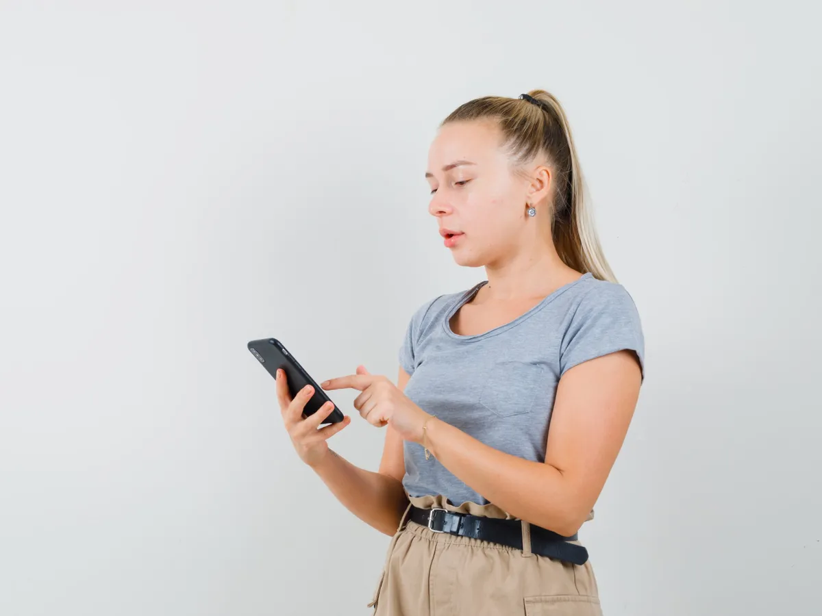 Tânără folosind telefonul mobil - Foto: Magnific.com (Imagine cu rol ilustrativ)
