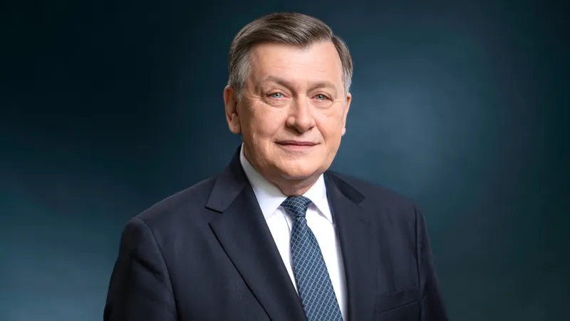 Se va retrage Crin Antonescu din cursa alegerilor prezidențiale? Ilie Bolojan, nu candidează foto: Facebook/ Crin Antonescu
