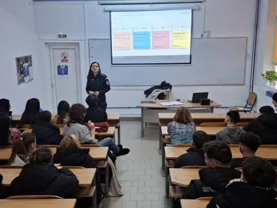 Elevi la o activitate a polițiștilor pentru prevenirea violenței în școli - Foto: Poliția Română