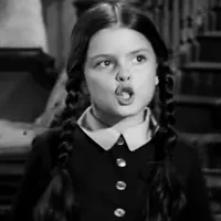 VIDEO A murit Lisa Loring, actriţa care a jucat-o pe Wednesday, în filmul original "Familia Addams" - Foto: captură YouTube
