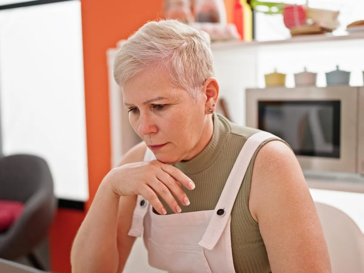 Pensionară la pensie, în casă - Foto: Freepik