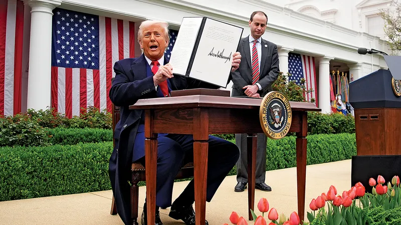 ÎNAPOI ÎN VIITOR Trump semnează un decret prezidențial pe 2 aprilie, prin care impune tarife asupra mărfurilor importate, ca parte a eforturilor sale de a readuce Statele Unite la „epoca de aur“ a industriei manufacturiere