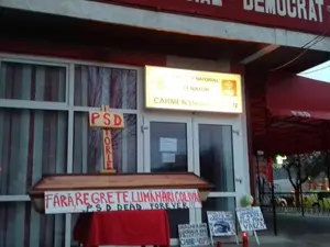 Priveghiul din fața PSD Roșiori nu a fost „gustrat” de primarul PSD. Sursa:Facebook Carmen Dumitrescu