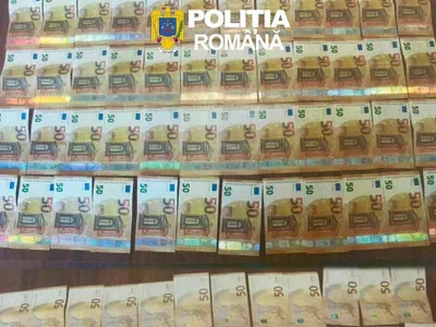 Cinci persoane, suspectate că au pus în circulaţie peste 13.000 euro falşi, prin cumpărarea a trei autoturisme - Foto: Poliția Română