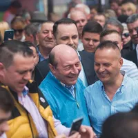 Traian Băsescu în mijlocul fanilor/FOTO: Facebook.com