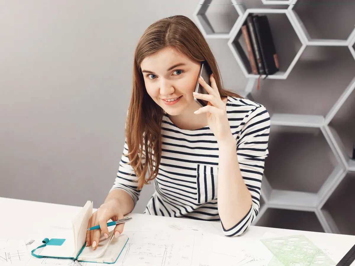 Femeie de afaceri îmbrăcată casual făcând calcule - Foto: Freepik/cookie_studio