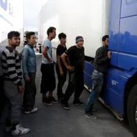 Doi TIR-iși, prinși cu 62 de sirieni ascunși în remorcă printre saci cu pământ la frontiera Calafat - Foto: Profimedia images - Caracter ilustrativ