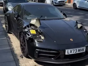 Imagini virale! Cum i-au furat hoții farurile unui Porsche 911? Tabla, tăiată ca la conserve - Foto: captură video