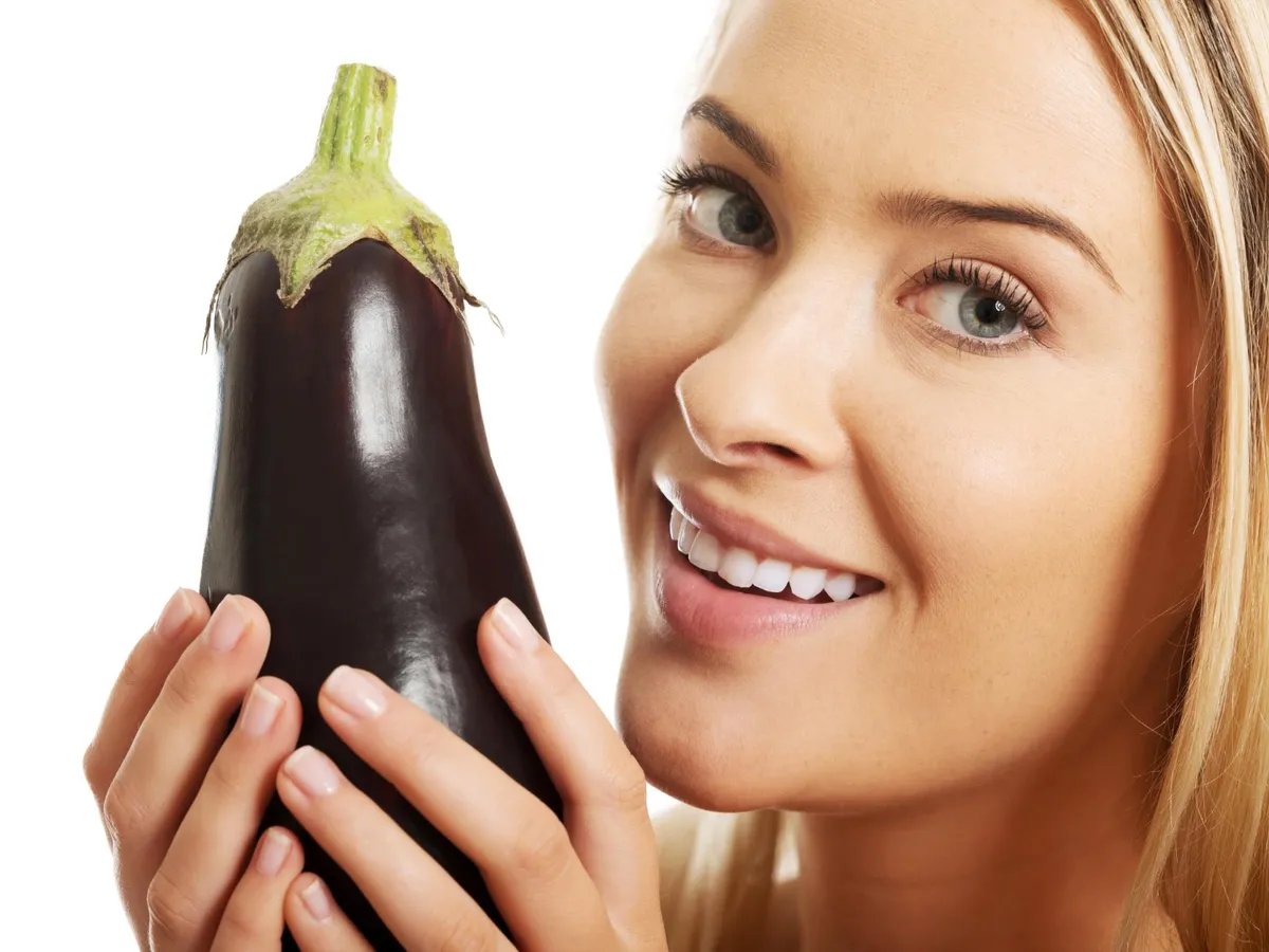 Femeie care ține o vânătă - Foto: Freepik (rol ilustrativ)