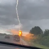Bărbatul și copiii din camionetă au scăpat nevătămați/Captură video: Michaelle May Whalen/Storyful