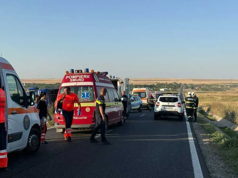 Plan roşu de intervenţie. Un autocar cu 60 de persoane s-a răsturnat în judeţul Constanţa - Foto: ISU Dobrogea