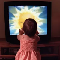 Bebeluşii care se uită la televizior au un risc mai mare de a fi diagnosticaţi cu autism (studiu)/FOTO: qbebe.ro