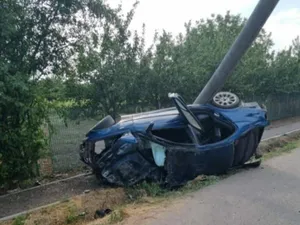 Un tânăr de 25 de ani a „cosit” un stâlp cu un BMW. Din mașină n-a rămas nimic, el a scăpat. / Foto: Info Trafic 24, Facebook