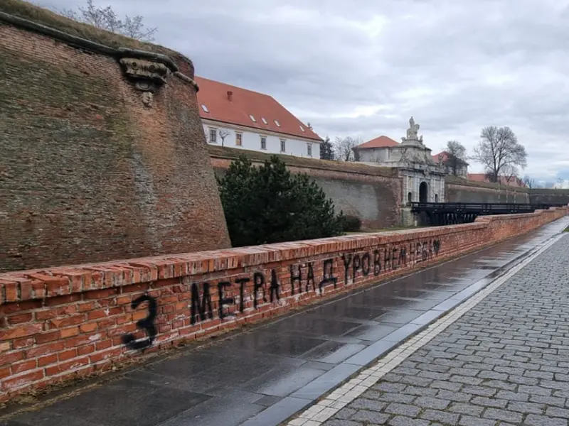 Zidurile cetății din Alba Iulia, vandalizate cu inscripții în limba rusă. Ce reprezintă? - Foto: Facebook/ Emil Popescu