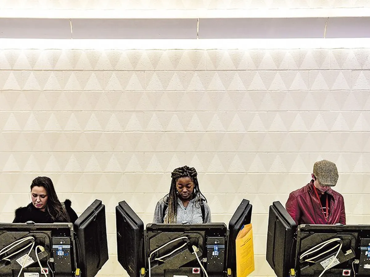 Votanții în centrul orașului Columbus, Ohio, în timpul alegerilor din 2018