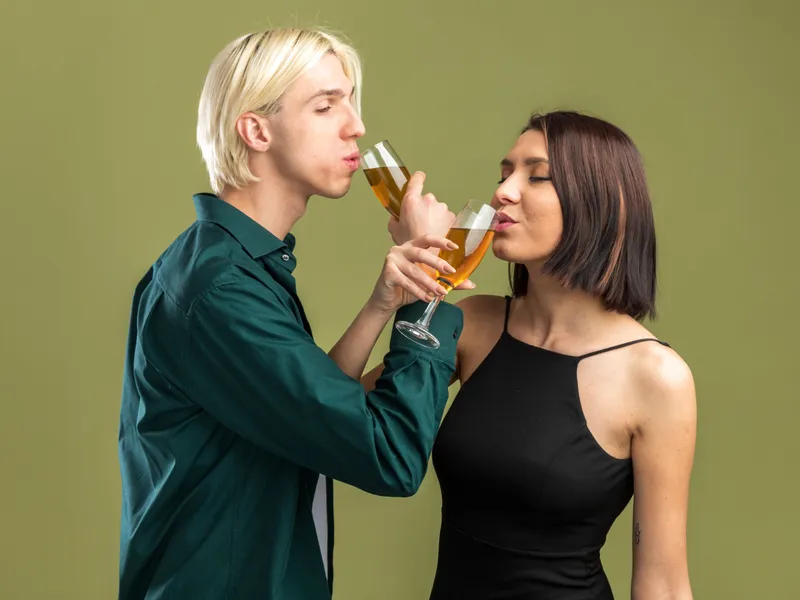 Tineri beau alcool. Risc de cancer - Foto: Freepik