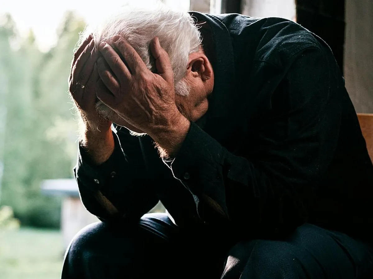 Bărbat în etate luându-se cu mâinile de cap - Foto: Pexels/Ivan Samkov