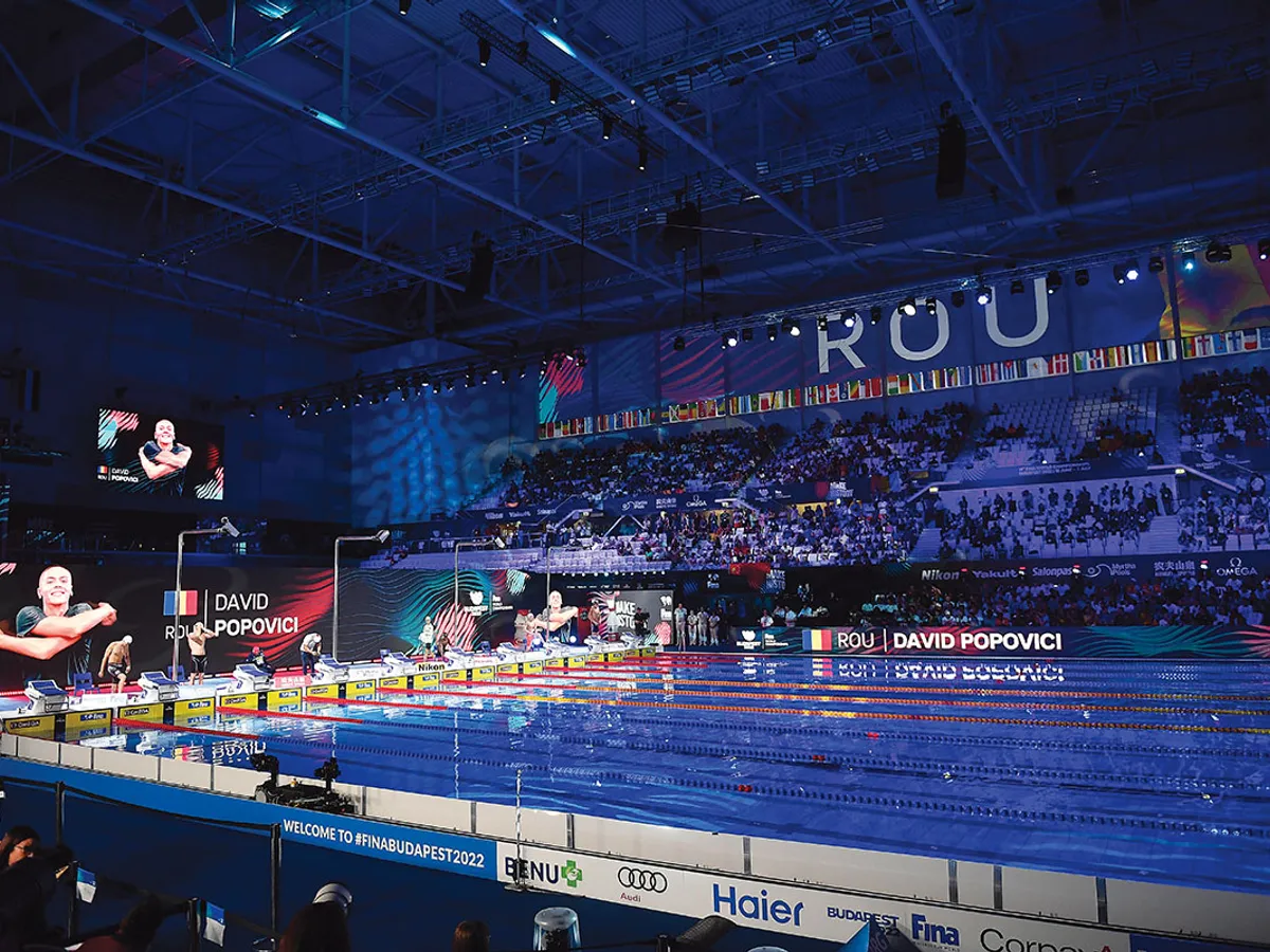 Bazinul olimpic de la Otopeni, care a fost dat în funcțiune abia pe 5 iulie (mijloc) Complexul Duna Arena de la Budapesta - Foto: INQUAM PHOTOS/ Alex Nicodim