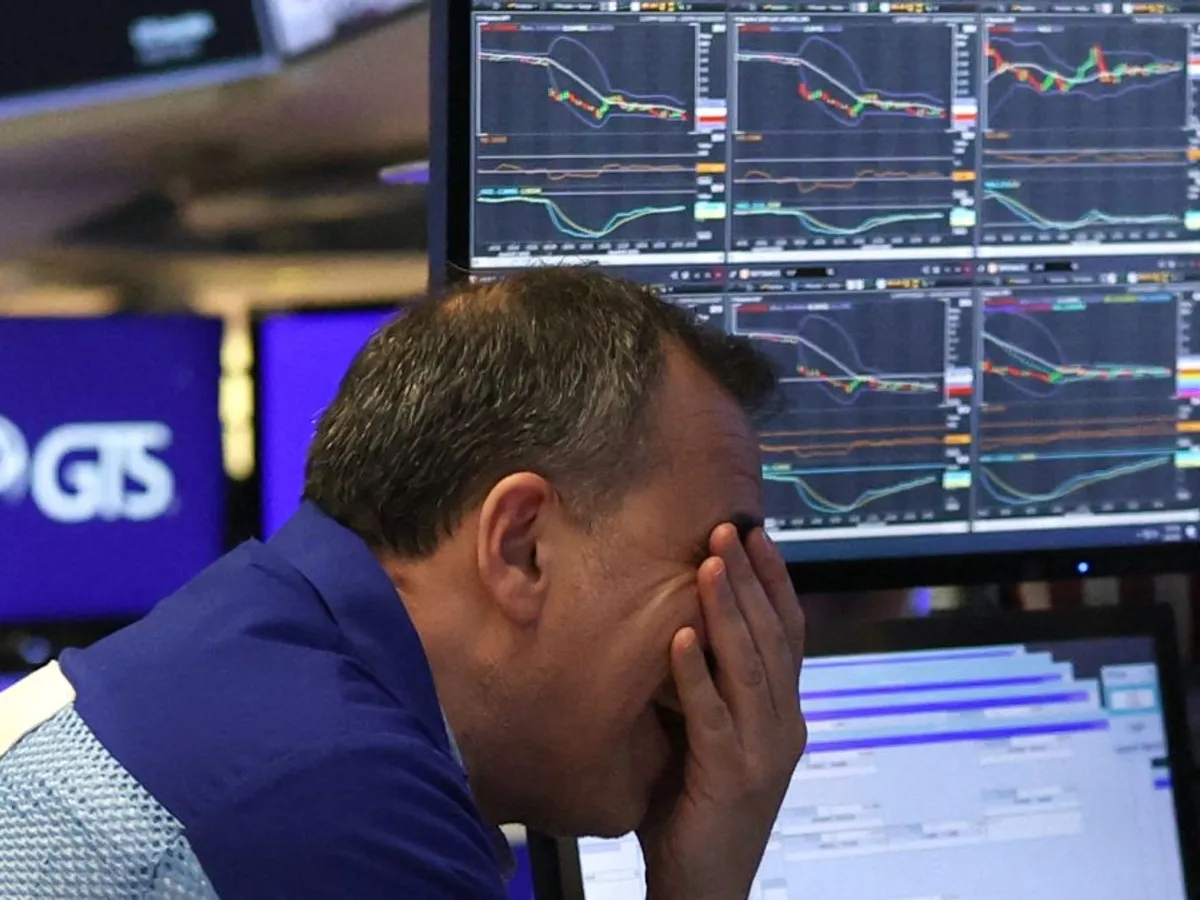Un trader de la New York Stock Exchange se ia cu mâinile de cap - Foto: Profimedia Images