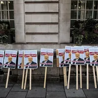 Pancarte în memoria lui Khashoggi, la Ambasada Arabiei Saudite din Londra. Foto Getty Images