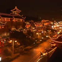 Stradă tradiţională din oraşul chinez Chengdu, cu 16 milioane de locuitori - Foto: PXHere/tkkangna