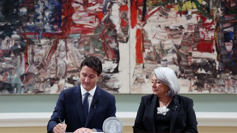 Justin Trudeau, alături de guvernatorul general al Canadei, Mary Simon, semnează o proclamație privind aderarea regelui Charles al III-lea al Marii Britanii, în timpul unei ceremonii la Rideau Hall - Foto: Profimedia Images/ AFP/ Dave Chan
