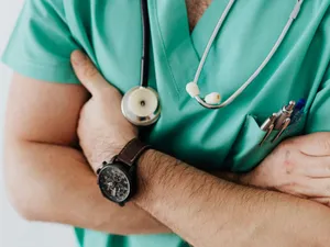 Medic cu stetoscop, în spital - Foto: Pexels/Kamboopics.com