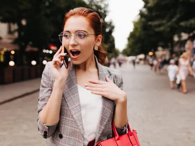 O tânără vorbește la telefon - Foto: Freepik (rol ilustrativ)