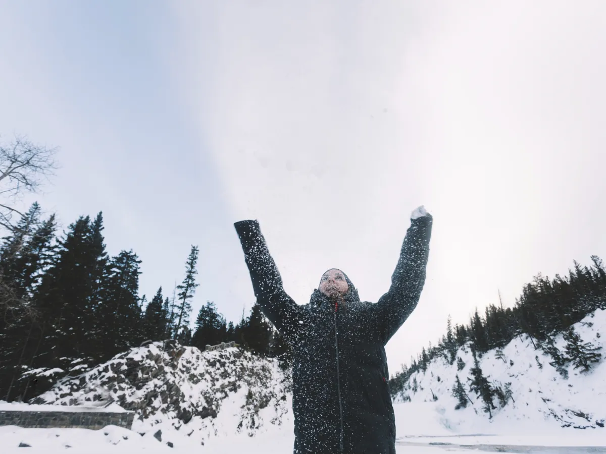 Persoană care se bucură de zăpadă - Foto: Freepik (rol ilustrativ)