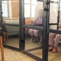 Opt persoane cu dizabilități erau ținute în cuști de plexiglas, la centrul din Sighetu Marmației
