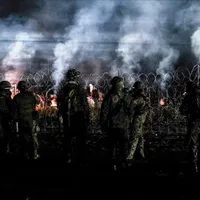 Sute de migranți au rupt gardul de sârmă de la graniță dintre Polonia și Belarus/FOTO: aa.com.tr