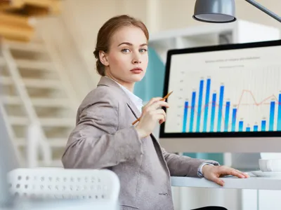 Persoană la birou - Foto: Freepik