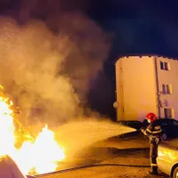 Un bărbat beat a condus fără permis o utilitară și a lovit o mașină. Un prieten a dat foc utilitarei. / Foto: ziaruldepenet.ro