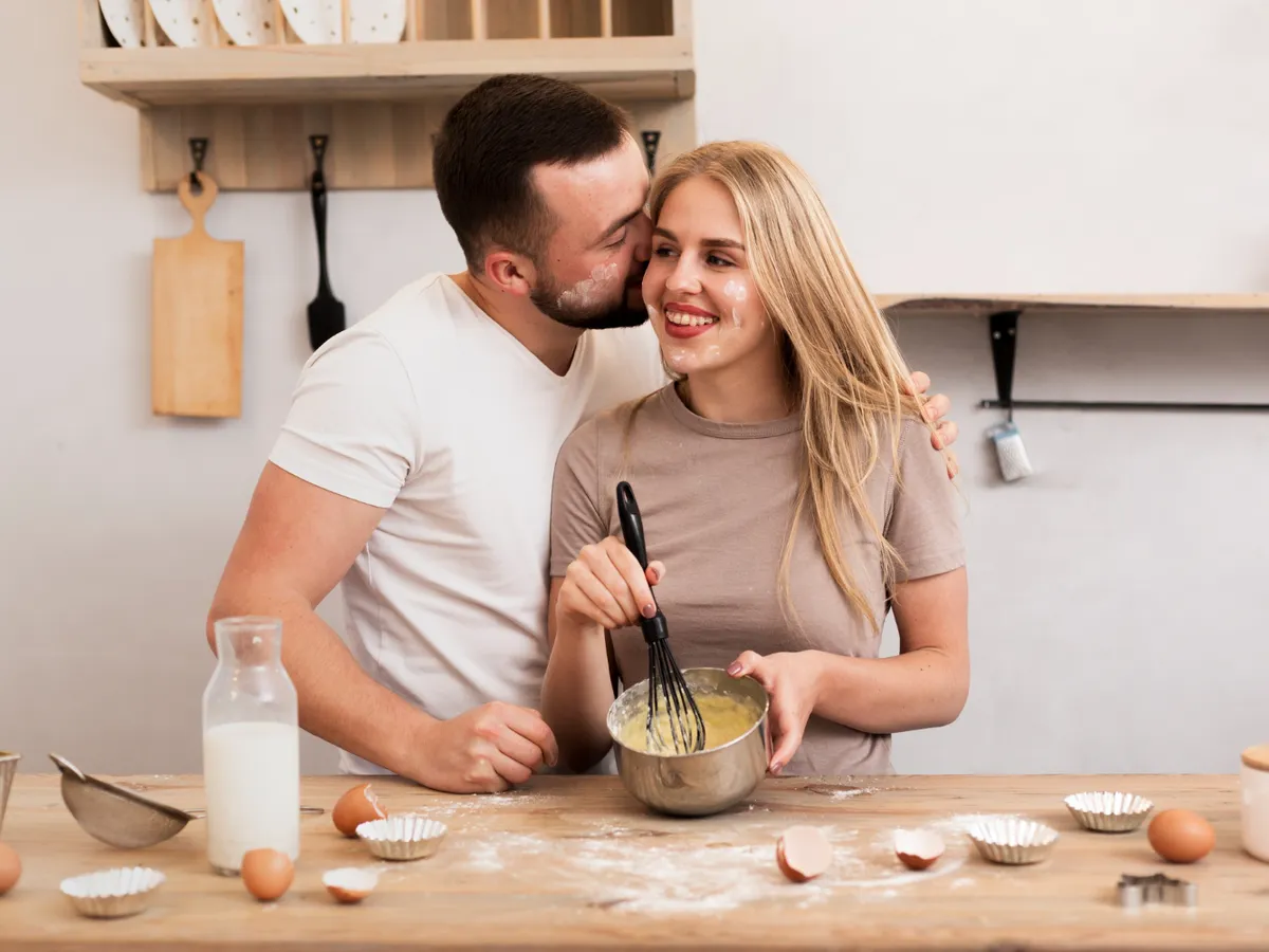 Motivul pentru care gătitul împreună cu partenerul schimbă definitiv relația. Se reduc hormonii stresului - Foto: Freepik (IImagine cu rol ilustrativ)