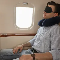 Motivul pentru care nu este bine să dormi în avion la decolare și aterizare. Ce se poate întâmpla? - Foto: Profimedia