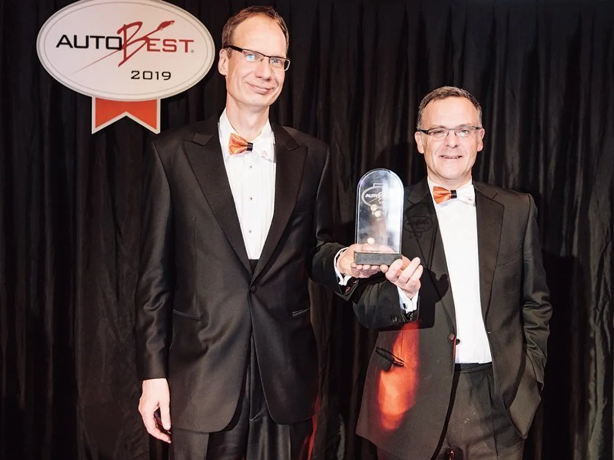AUTOWORLD - Michael Lohscheller, CEO Opel, și Xavier Duchemin, Director Sales, Aftersales și Marketing Opel, au primit premiul „Best Buy Car Europe 2019“
