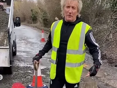 Sătul să dea cu Ferrari-ul în gropi, Rod Stewart a pus mâna pe lopată și și-a asfaltat strada. / Foto: dailymail.co.uk