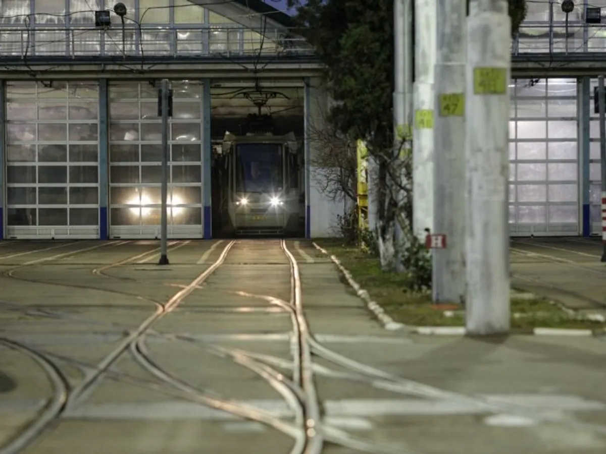 A 3-a zi de grevă la STB, deși a fost declarată ilegală. Doar 3 tramvaie și 10 autobuze, pe trasee. / Foto: antena3.ro