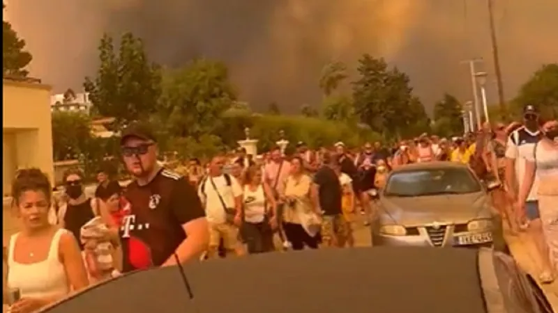 Turiștii fug din Rodos din cauza incendiilor