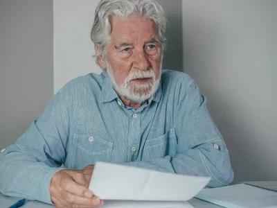 Pensionar supărat la pensie - Foto: Freepik