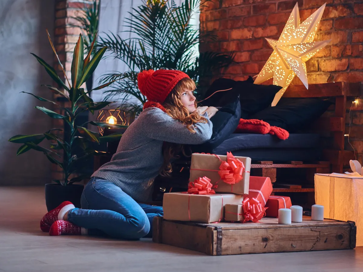 Femeie care așteaptă cadouri - Foto: Freepik (Imagine cu rol ilustrativ)