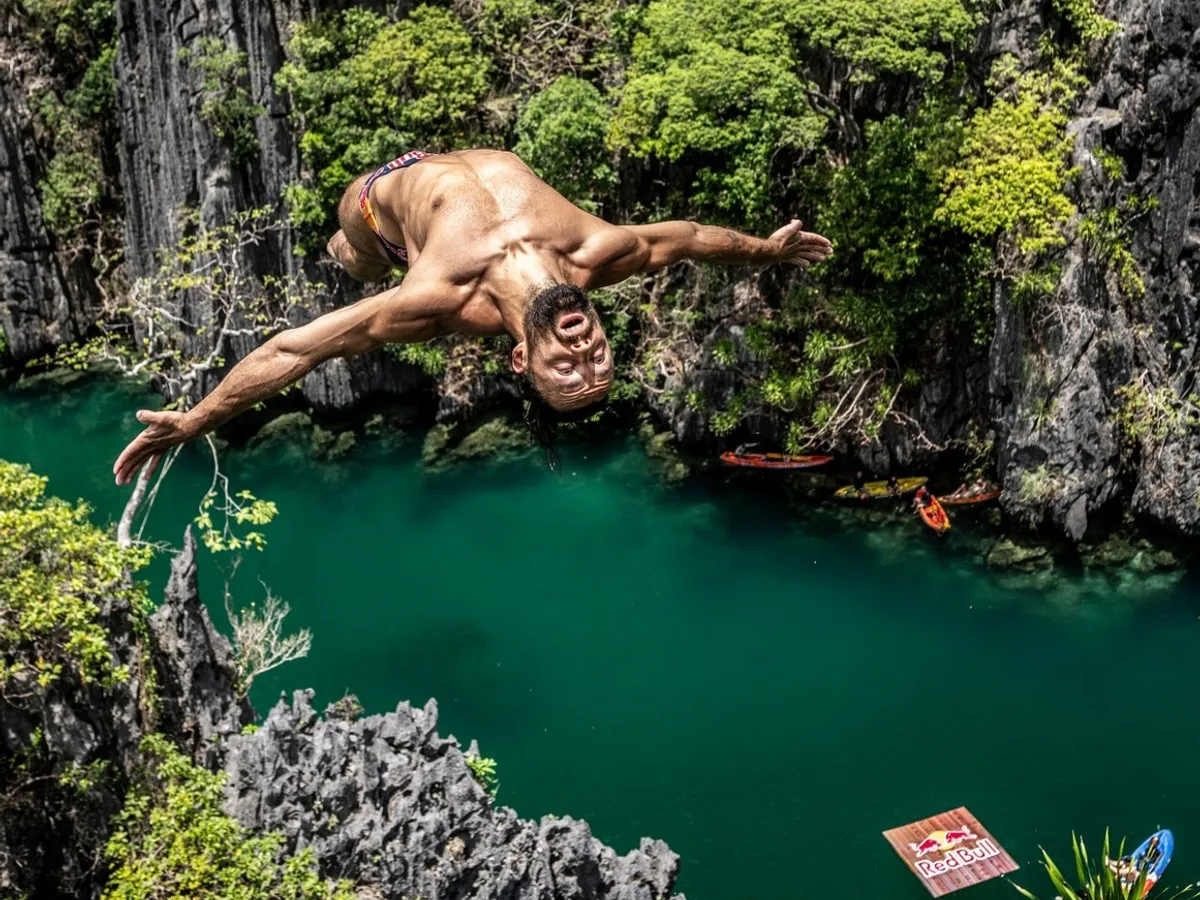 Săritorul român Constantin Popovici, pe podium în prima etapă a seriei mondiale Cliff Diving 2025 - Foto: Red Bull