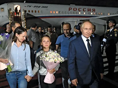 PRIMIREA EROILOR Dultseva cu fiica sa și Putin la Aeroportul Internațional Vnukovo pe 1 august 2024, după un schimb de prizonieri